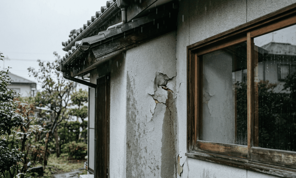 飛来物で外壁が損傷